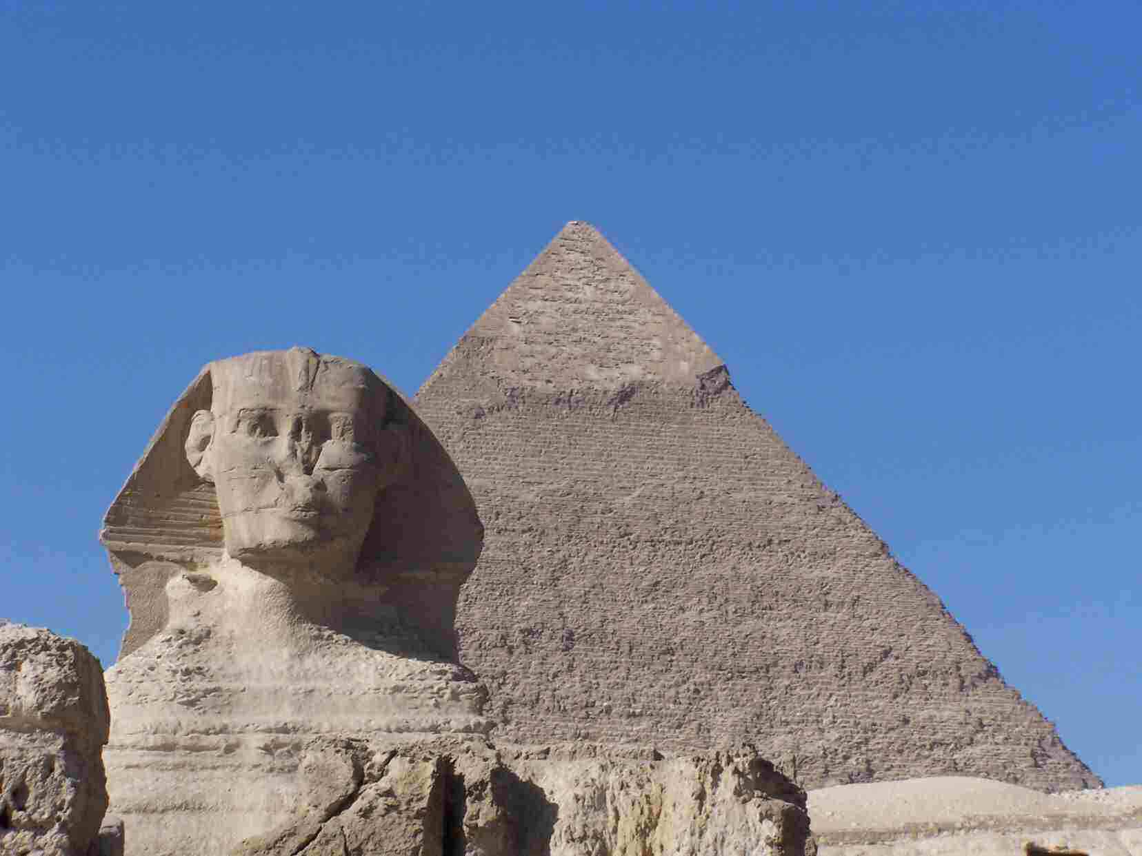 Le Shinx,  corps de lion et tte du pharaon Chphren, garde la pyramide de Chphren 